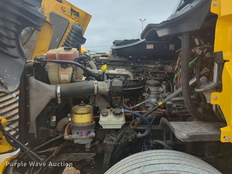 image for item NG9838 2018 Freightliner Cascadia semi truck