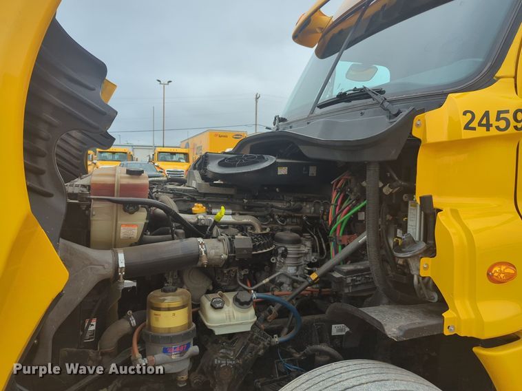 image for item NG9838 2018 Freightliner Cascadia semi truck