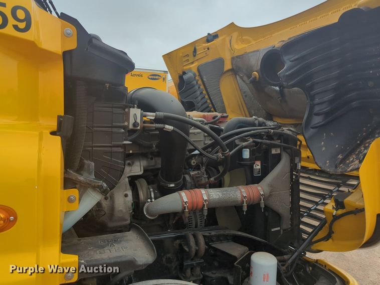 image for item NG9838 2018 Freightliner Cascadia semi truck