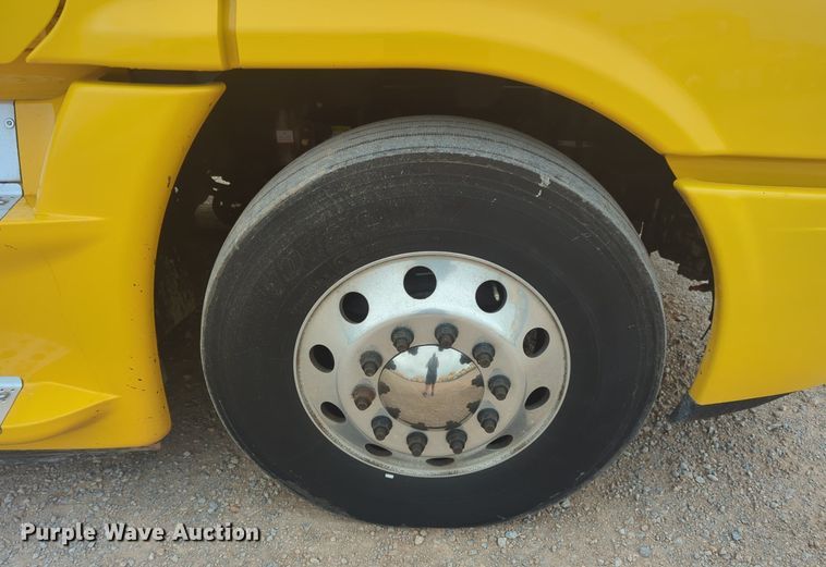 image for item NG9838 2018 Freightliner Cascadia semi truck