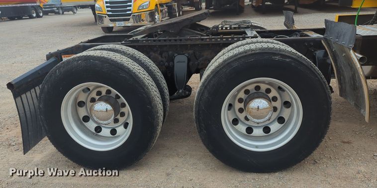 image for item NG9838 2018 Freightliner Cascadia semi truck