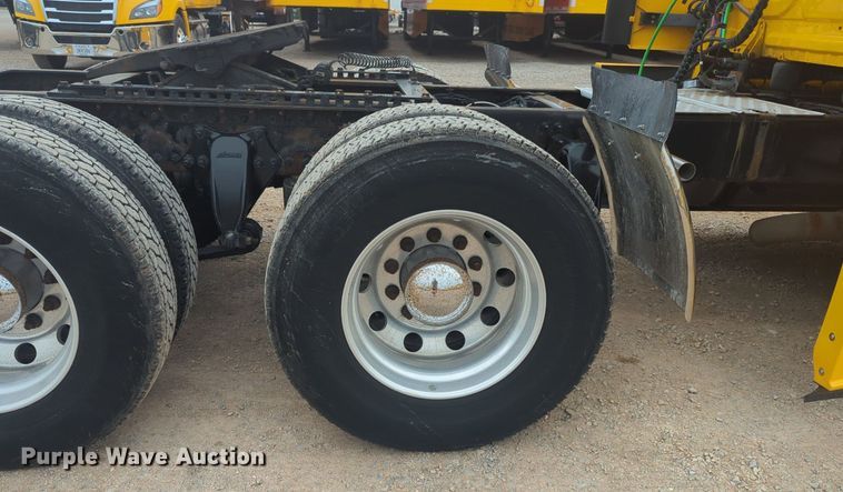 image for item NG9838 2018 Freightliner Cascadia semi truck