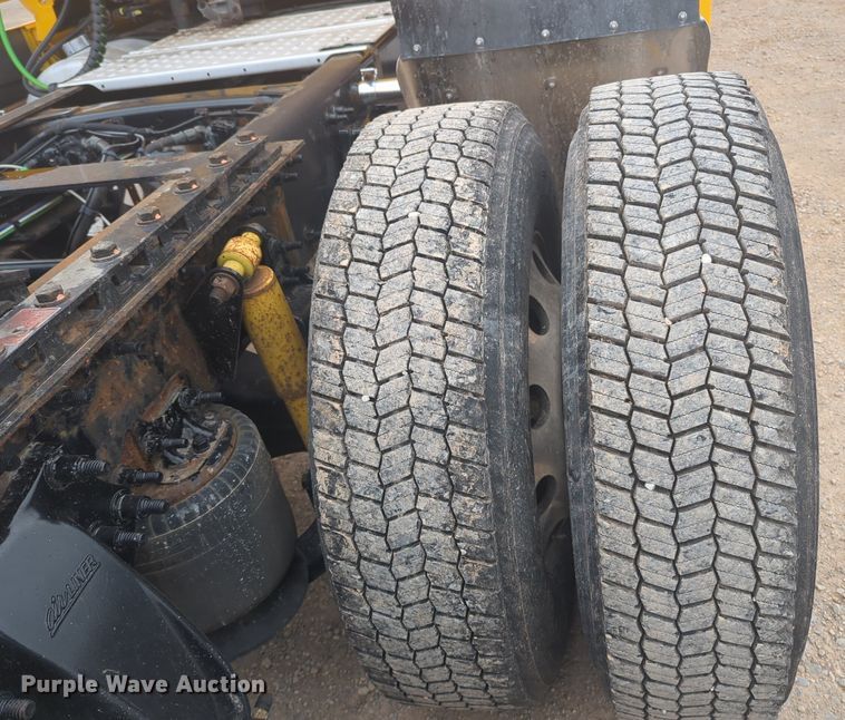 image for item NG9838 2018 Freightliner Cascadia semi truck