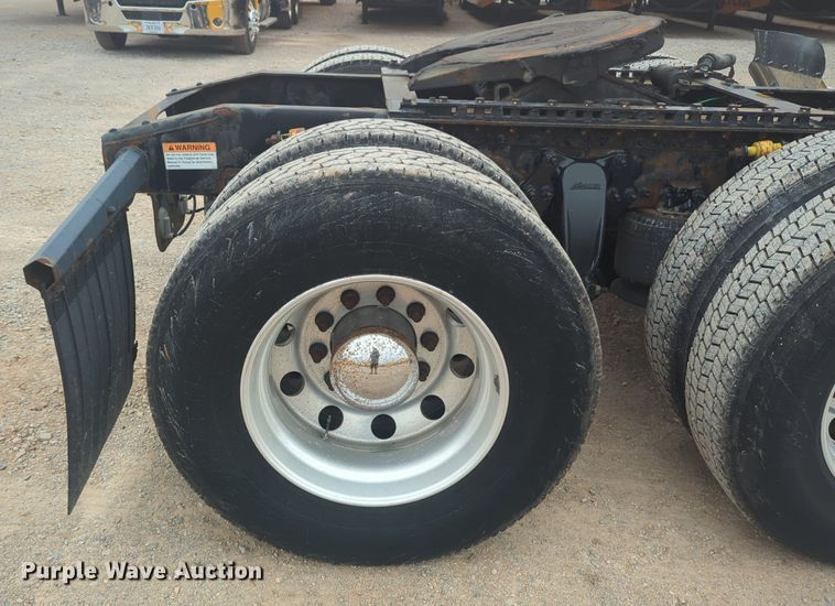 image for item NG9838 2018 Freightliner Cascadia semi truck