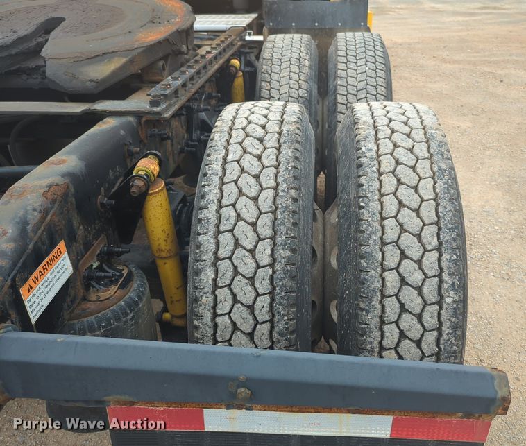 image for item NG9838 2018 Freightliner Cascadia semi truck