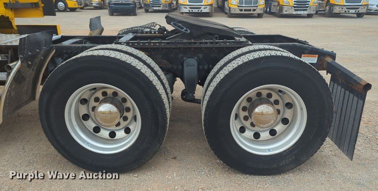 image for item NG9838 2018 Freightliner Cascadia semi truck