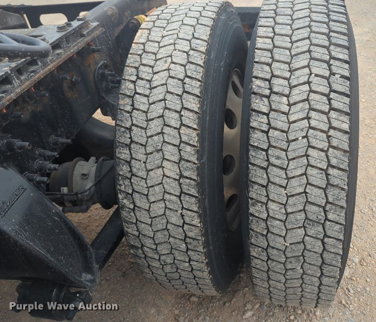 image for item NG9838 2018 Freightliner Cascadia semi truck