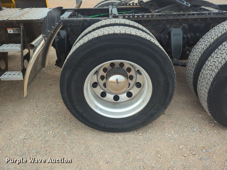 image for item NG9838 2018 Freightliner Cascadia semi truck