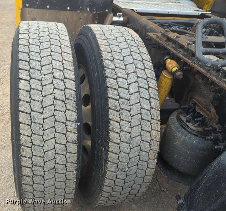 image for item NG9838 2018 Freightliner Cascadia semi truck