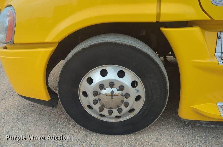 image for item NG9838 2018 Freightliner Cascadia semi truck