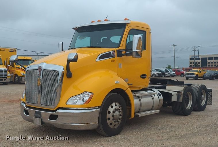 image for item NG9840 2020 Kenworth T680 semi truck