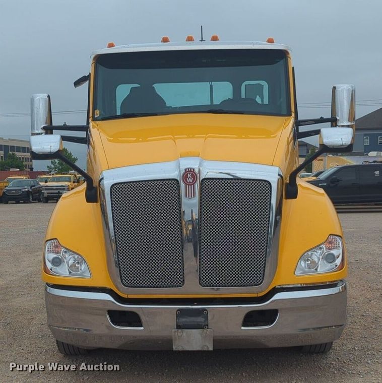 image for item NG9840 2020 Kenworth T680 semi truck