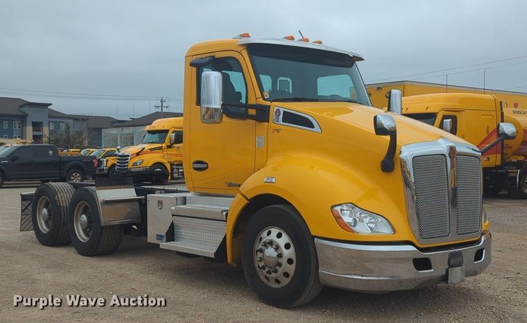 image for item NG9840 2020 Kenworth T680 semi truck