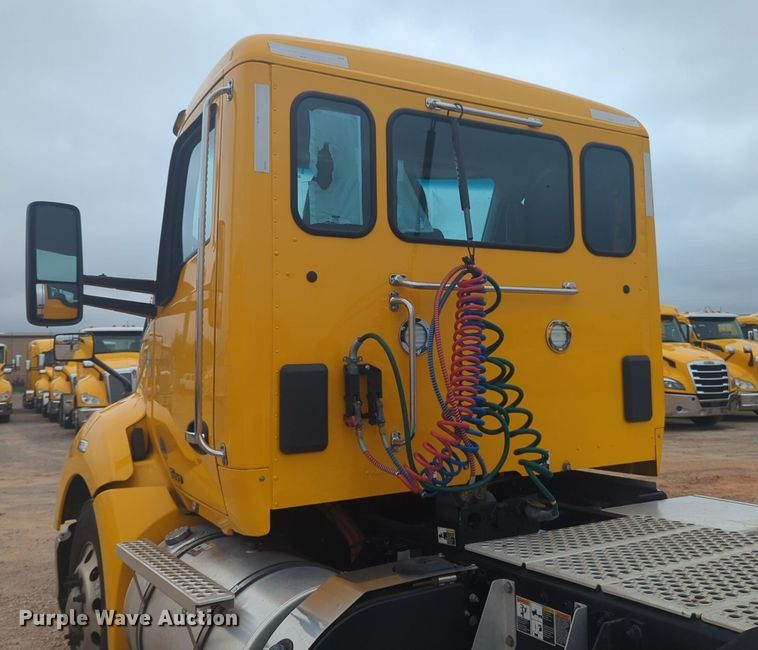 image for item NG9840 2020 Kenworth T680 semi truck