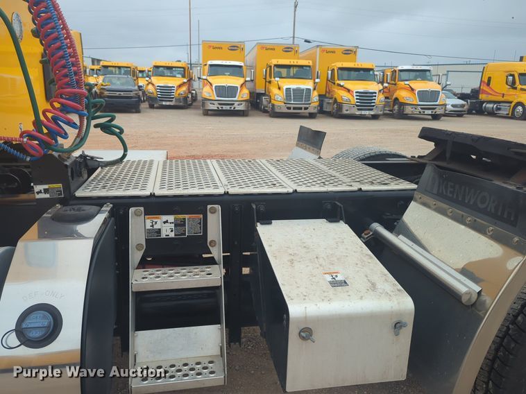 image for item NG9840 2020 Kenworth T680 semi truck