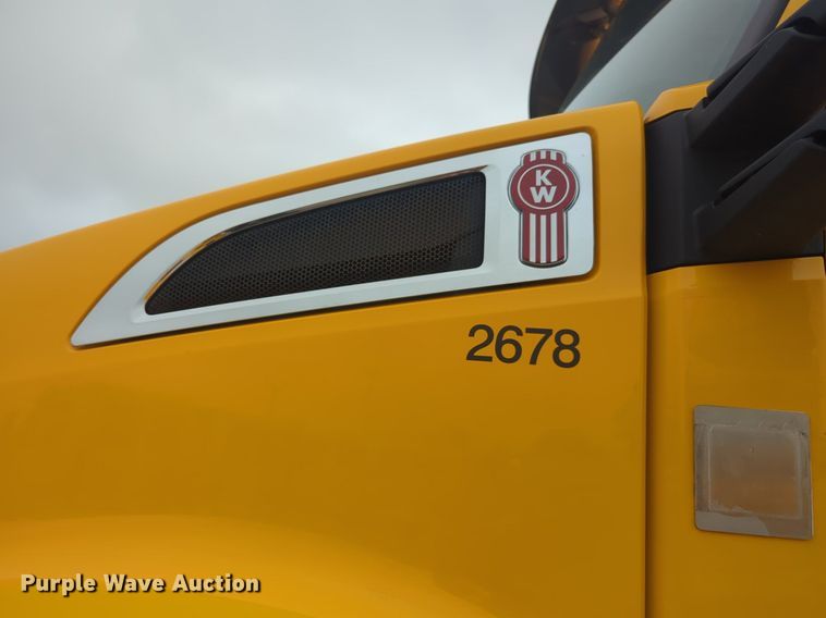image for item NG9840 2020 Kenworth T680 semi truck