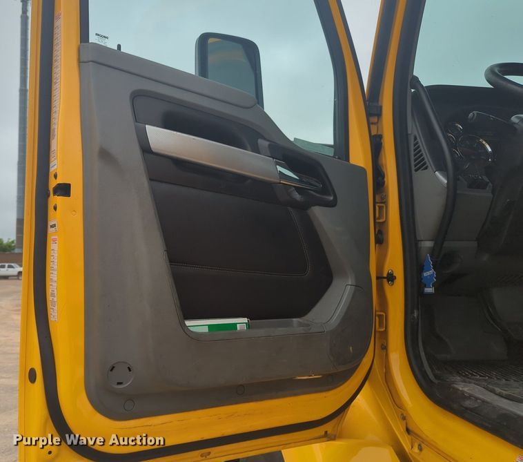 image for item NG9840 2020 Kenworth T680 semi truck