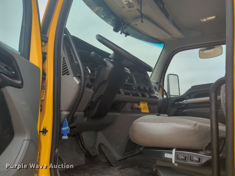 image for item NG9840 2020 Kenworth T680 semi truck