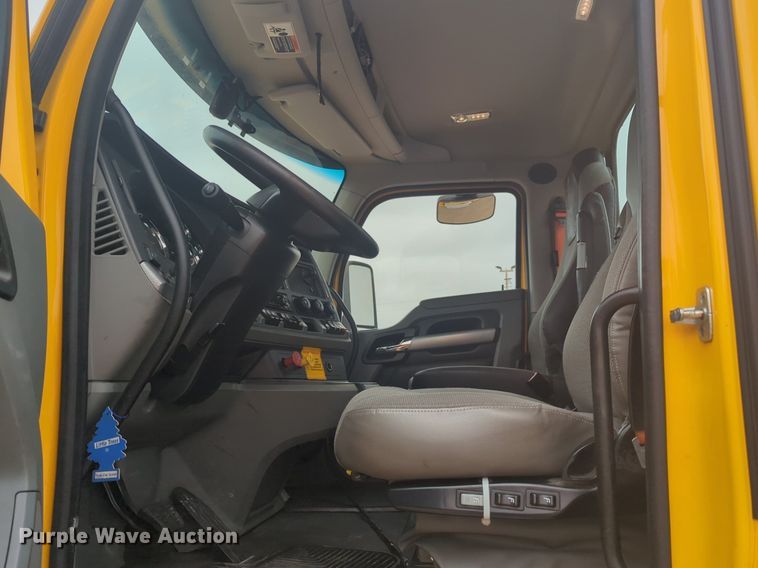 image for item NG9840 2020 Kenworth T680 semi truck