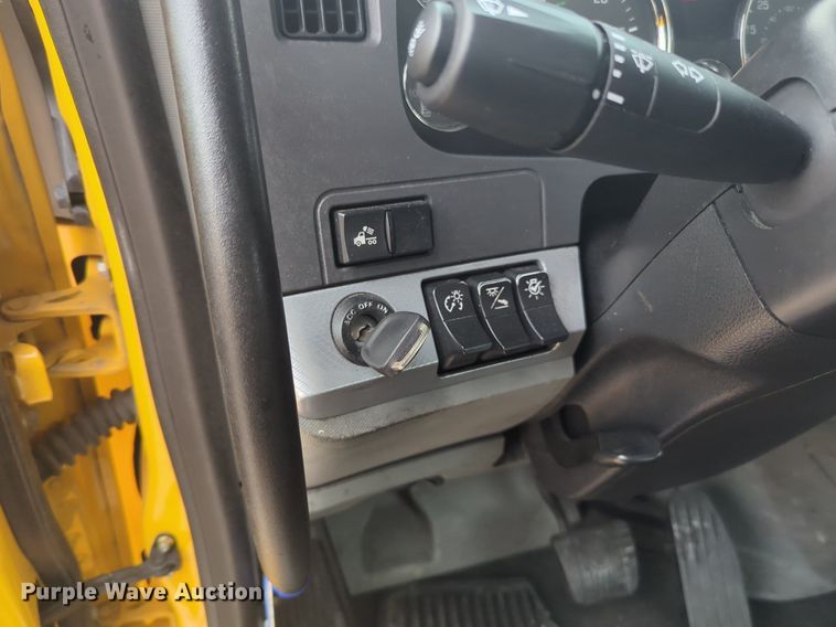 image for item NG9840 2020 Kenworth T680 semi truck