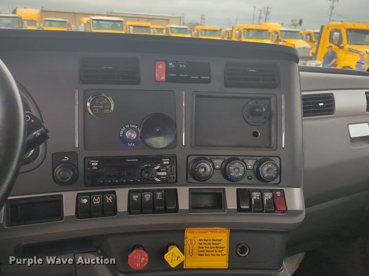 image for item NG9840 2020 Kenworth T680 semi truck