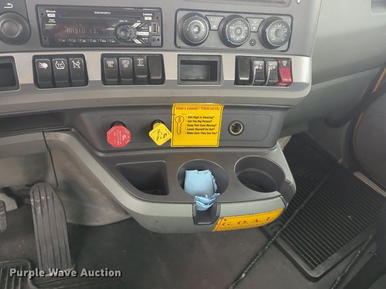 image for item NG9840 2020 Kenworth T680 semi truck