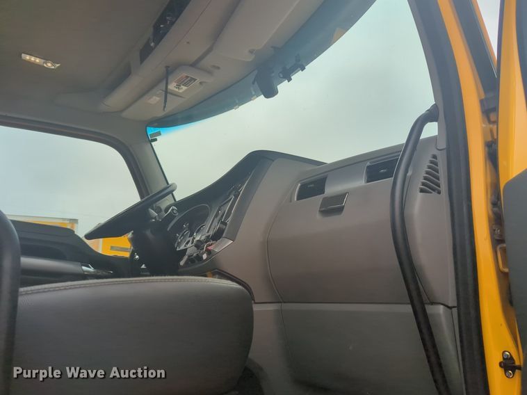 image for item NG9840 2020 Kenworth T680 semi truck