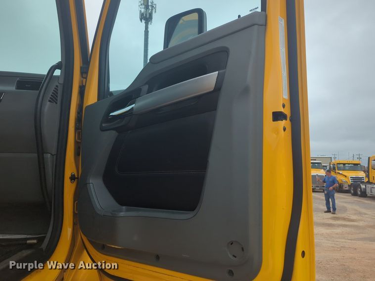 image for item NG9840 2020 Kenworth T680 semi truck