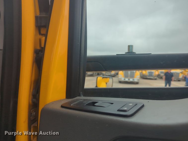 image for item NG9840 2020 Kenworth T680 semi truck