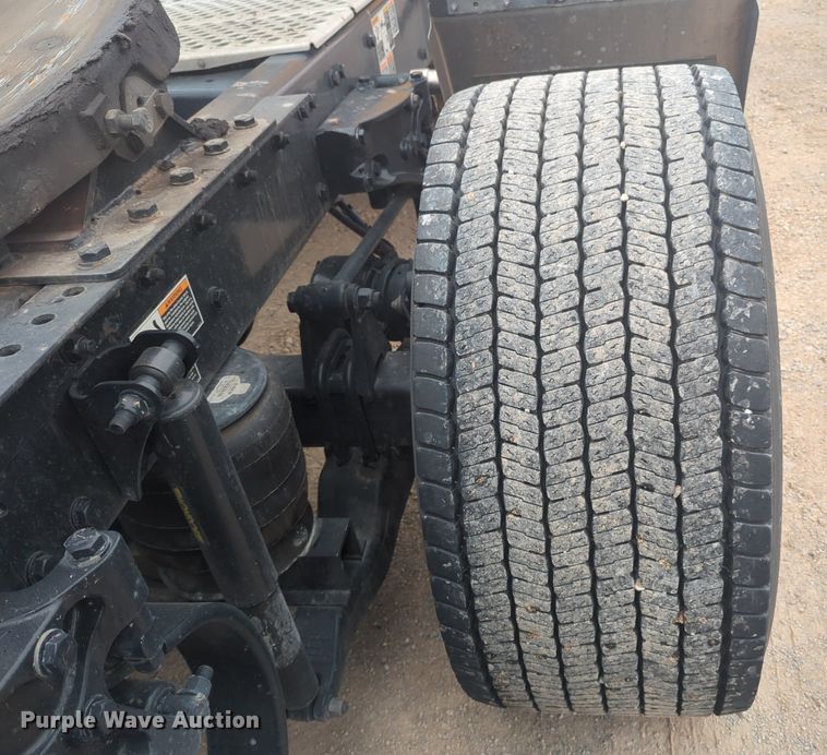 image for item NG9840 2020 Kenworth T680 semi truck