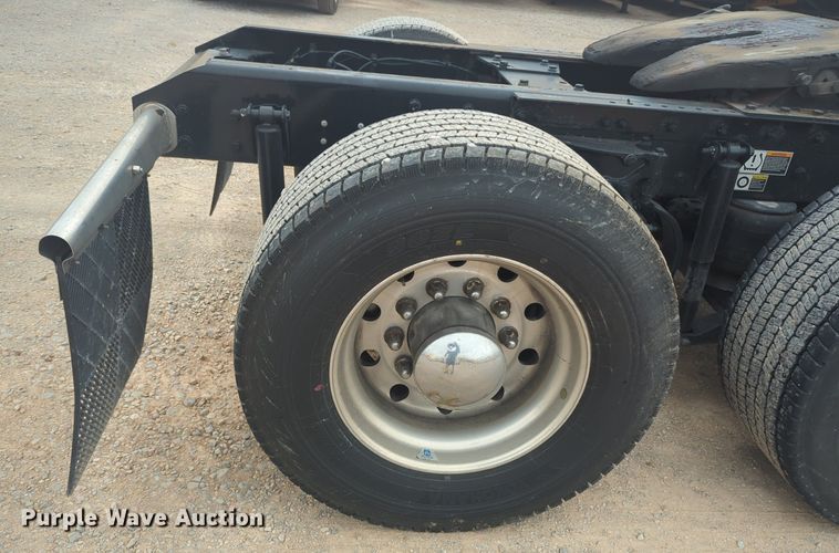 image for item NG9840 2020 Kenworth T680 semi truck