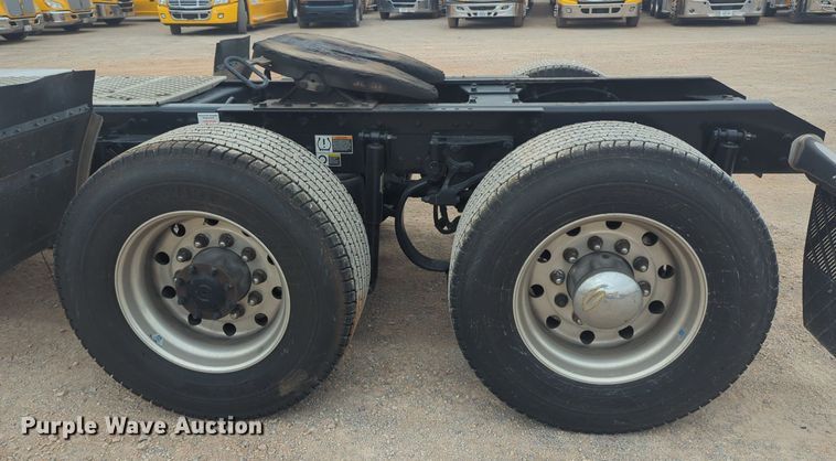 image for item NG9840 2020 Kenworth T680 semi truck