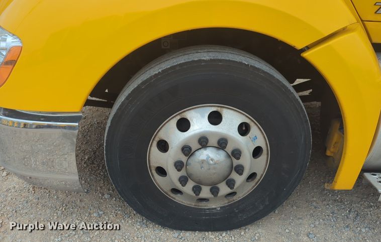 image for item NG9840 2020 Kenworth T680 semi truck