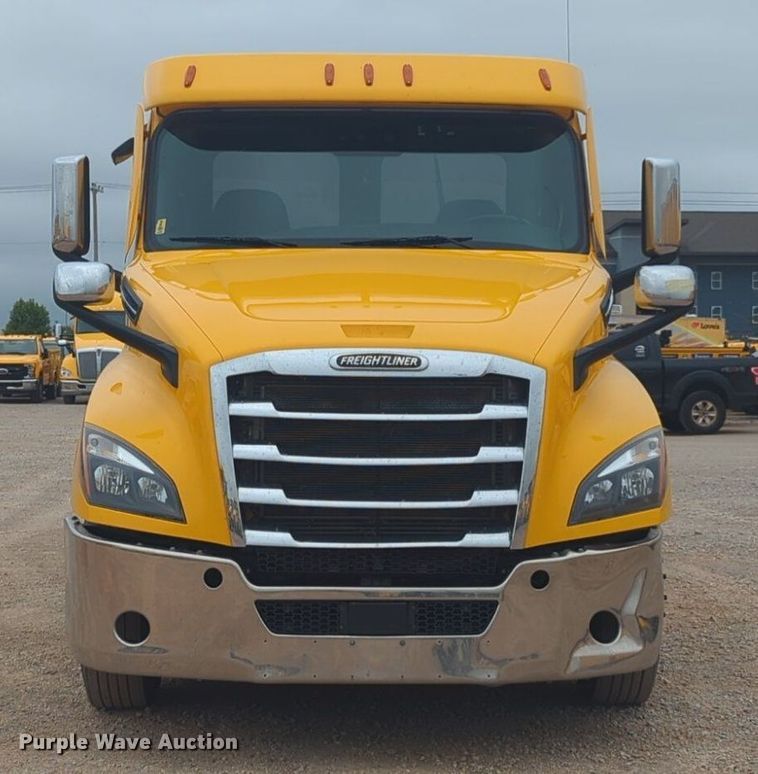 image for item NG9841 2021 Freightliner Cascadia semi truck