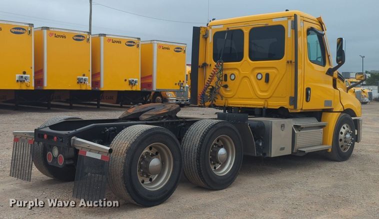 image for item NG9841 2021 Freightliner Cascadia semi truck