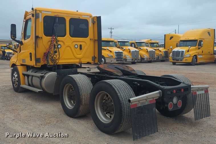 image for item NG9841 2021 Freightliner Cascadia semi truck