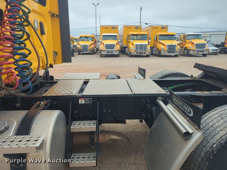 image for item NG9841 2021 Freightliner Cascadia semi truck