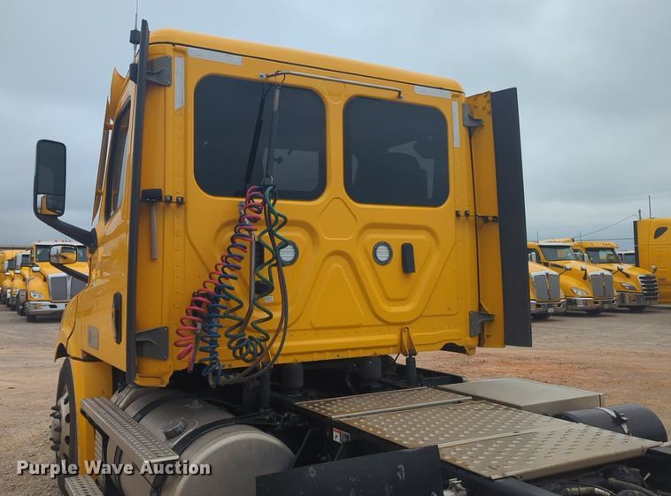 image for item NG9841 2021 Freightliner Cascadia semi truck