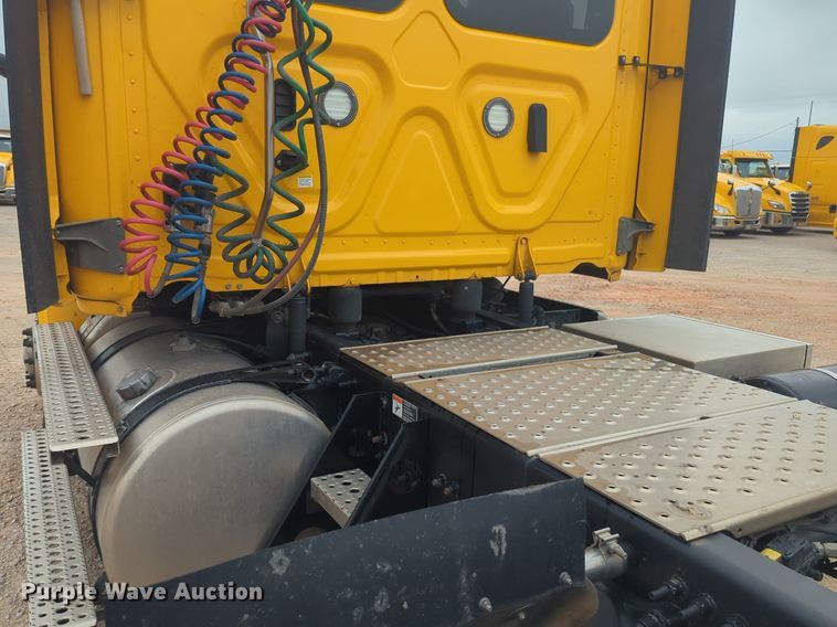 image for item NG9841 2021 Freightliner Cascadia semi truck