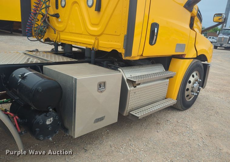 image for item NG9841 2021 Freightliner Cascadia semi truck