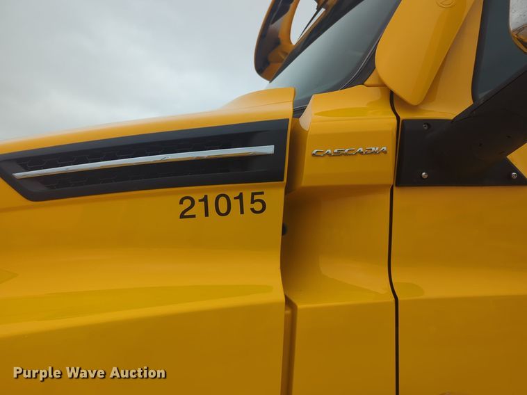 image for item NG9841 2021 Freightliner Cascadia semi truck