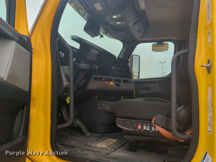 image for item NG9841 2021 Freightliner Cascadia semi truck