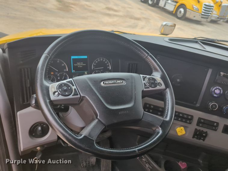 image for item NG9841 2021 Freightliner Cascadia semi truck