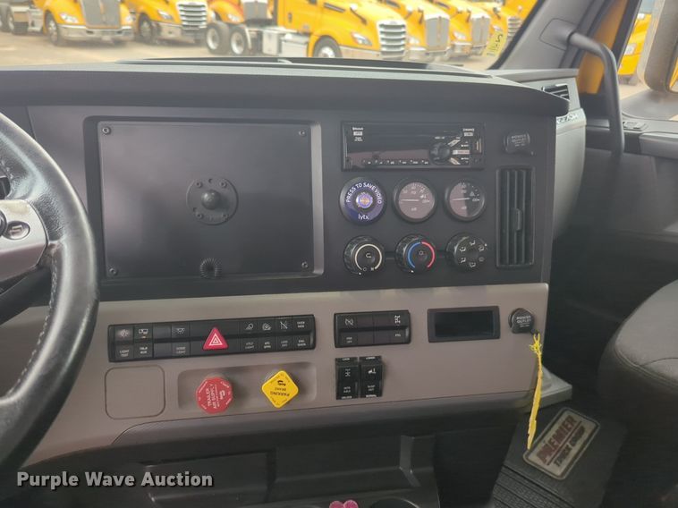 image for item NG9841 2021 Freightliner Cascadia semi truck