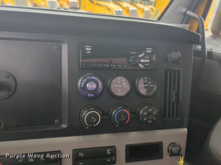 image for item NG9841 2021 Freightliner Cascadia semi truck