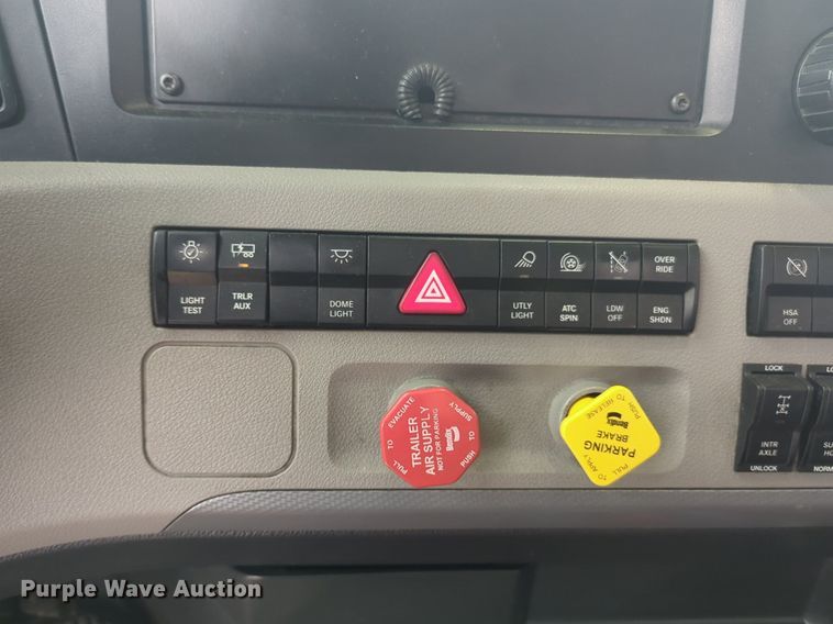 image for item NG9841 2021 Freightliner Cascadia semi truck