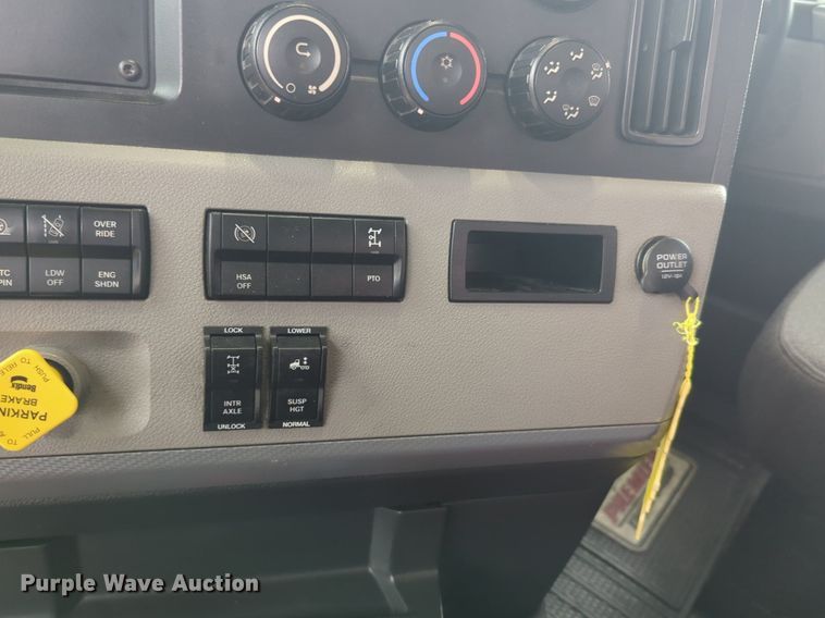 image for item NG9841 2021 Freightliner Cascadia semi truck