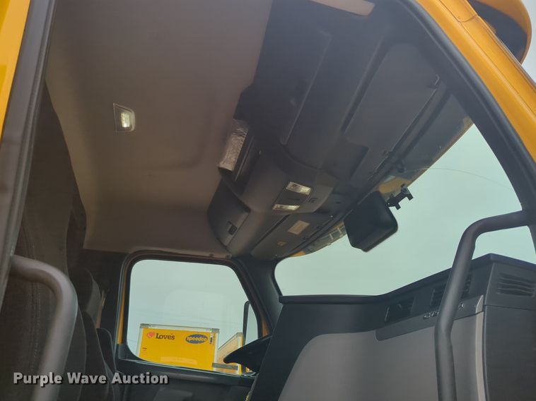 image for item NG9841 2021 Freightliner Cascadia semi truck