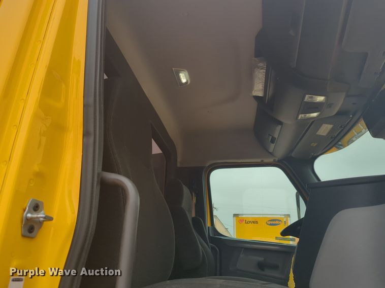 image for item NG9841 2021 Freightliner Cascadia semi truck