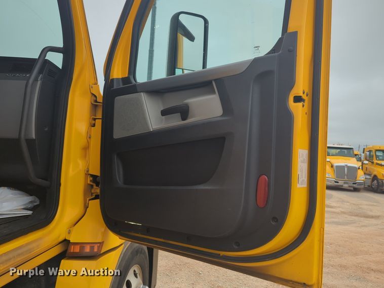 image for item NG9841 2021 Freightliner Cascadia semi truck